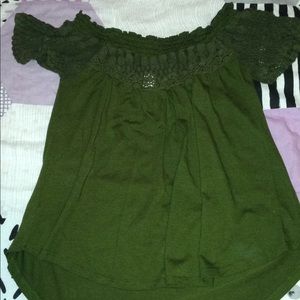 Cute of the shoulder green T-shirt